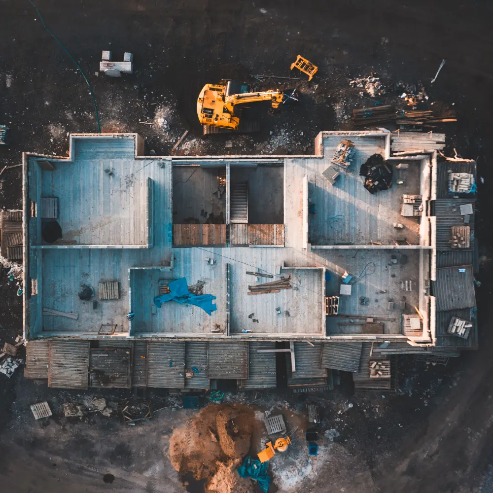 Ingeniero revisando planos y calculando un presupuesto detallado para un proyecto de construcción