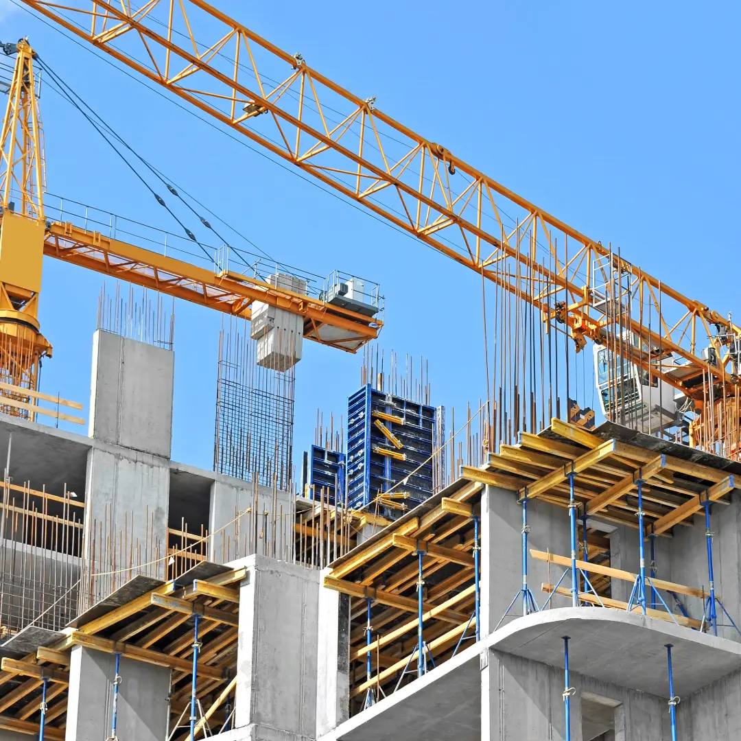 indicadores para director de obra revisando dashboard de control de obra en proyecto de construcción