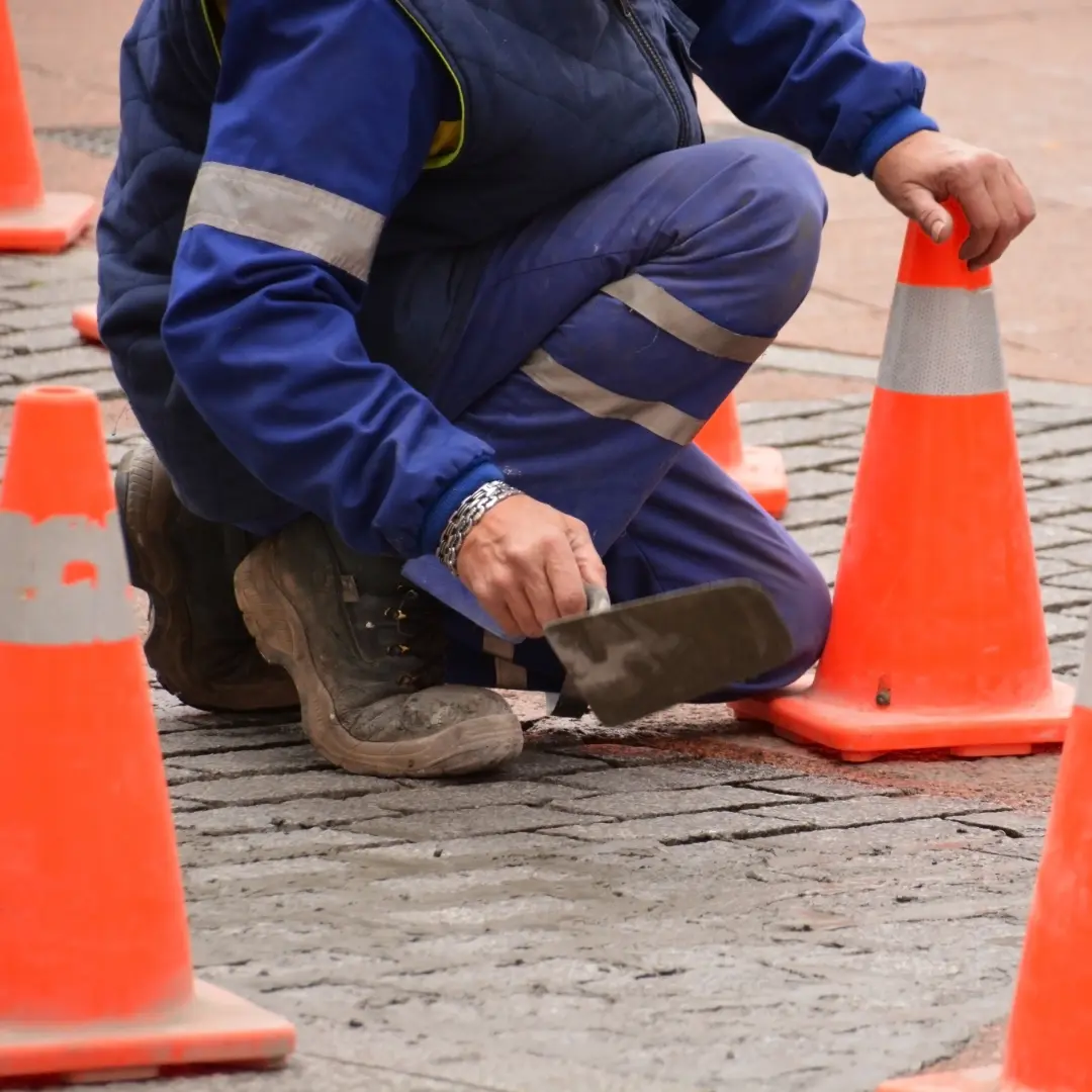 trabajo seguro en espacios confinados en construcción con equipo de protección