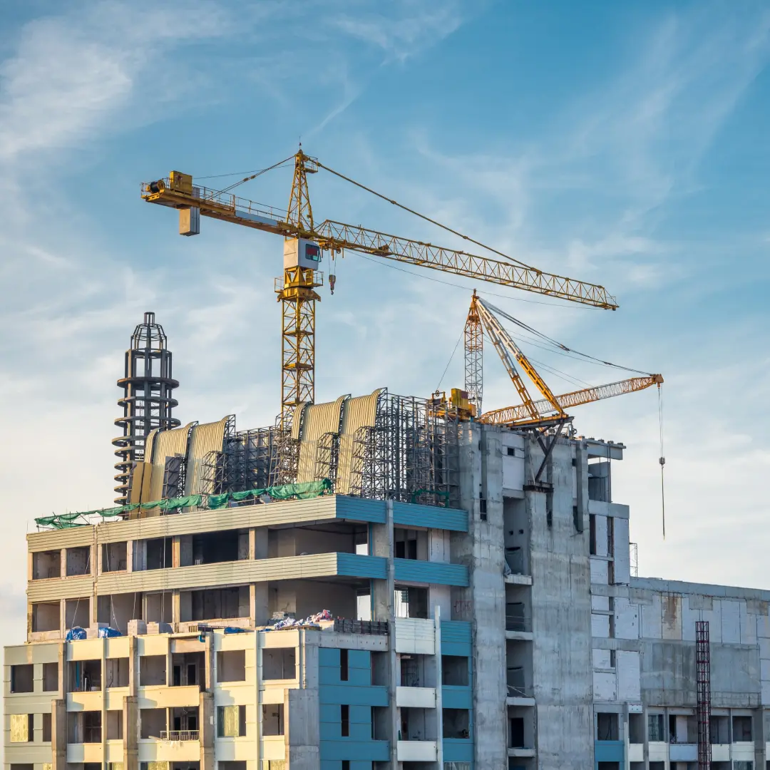 Equipo de construcción profesional usando software de construcción en tablet en obra moderna